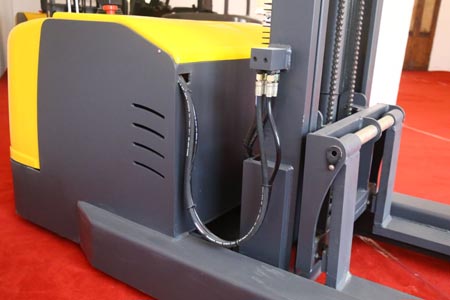 電商倉電動堆高車