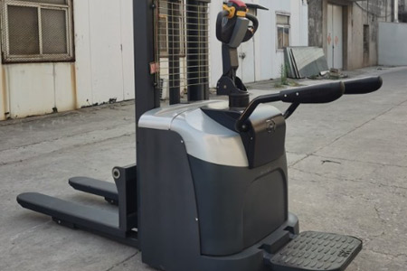 站駕式雙托盤堆高車多少錢 2026 采購參考價