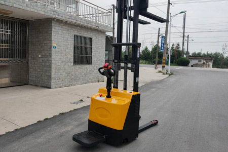 廣交會電動托盤堆垛機