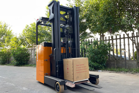 座駕式前移堆高車