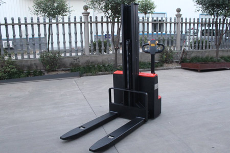 新牛盾電動堆垛車廠家直供 20年經驗值得信賴