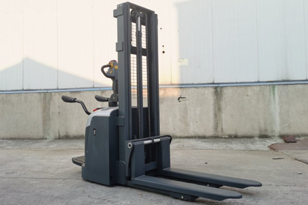 站駕式全電動堆高車省力嗎 倉儲作業實測解答