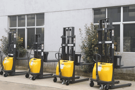 想要倉庫堆垛省力？就選新牛盾半電動堆高車