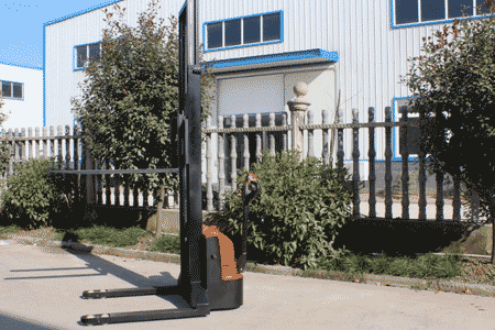 小型跨腿堆高車