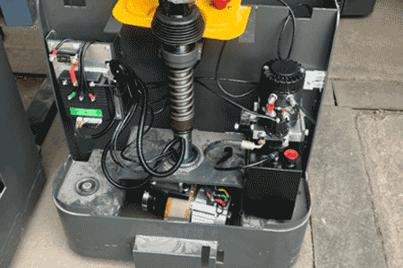 站駕式電動堆高車